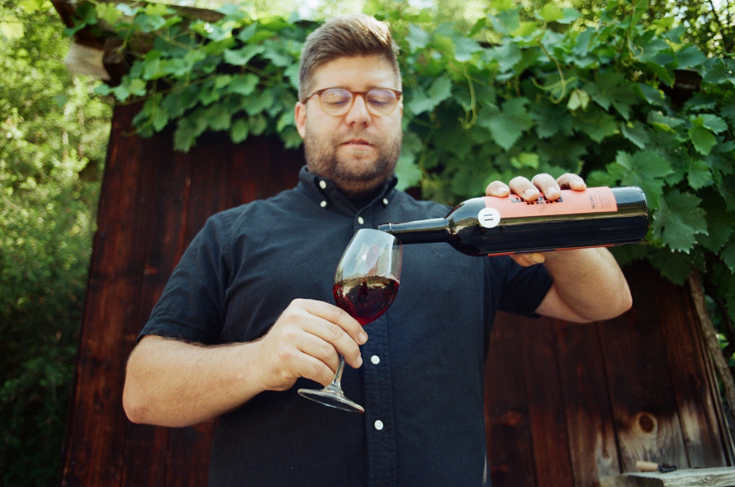 Sandro beim Wein einschenken